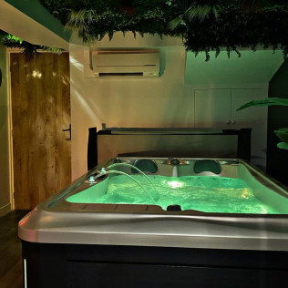 Spa Privatisé avec Jacuzzi, Sauna et Projection de Film pour deux au Dahomey Spa (Pontault-Combault, Seine-et-Marne - 77)